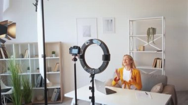 Psikoloji destekleyici kadın blogger video kaydı