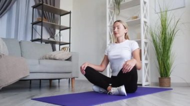 Ahenkli zihin meditasyonu kadın yoga pratiği sakinliği