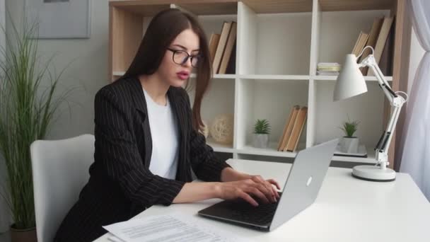 Απασχολημένη γυναίκα εργαζόμενος απομακρυσμένη σύνδεση υπολογιστή εργασίας — Αρχείο Βίντεο