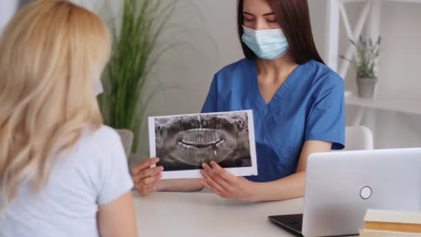 Dentist consultation female doctor medical therapy — Stock video
