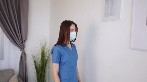 Виснажена робота жінка-лікар важкий день втомилася жінка — стокове відео