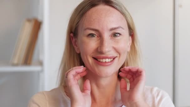 Щаслива жінка позитивні емоції насолоджується моментом — стокове відео