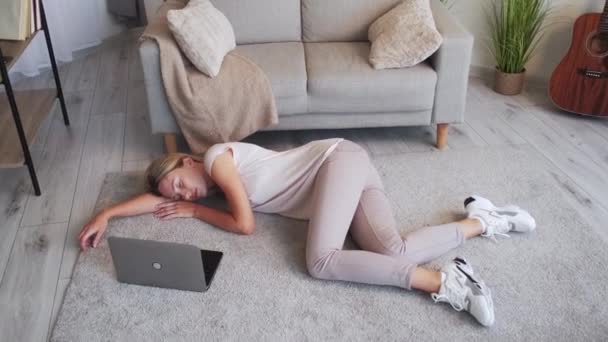 Digital overload exhausted woman online training — стоковое видео