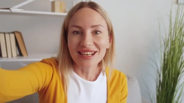 Жіночий блогер онлайн конференція відео потік — стокове відео