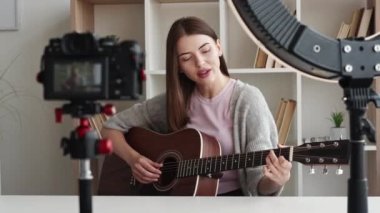 distance education playing woman tutorial lesson