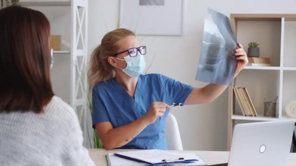 Pulmones radiografía consulta médica femenina — Vídeos de Stock