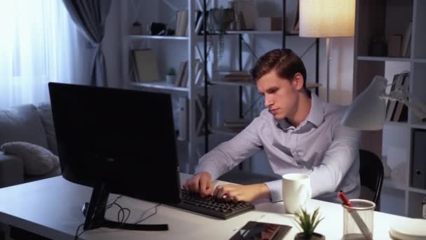 Distance work exhausted man busy day tired office — Vídeo de Stock