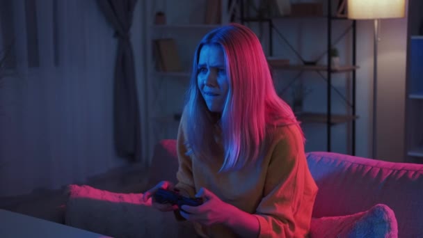 Gamer ganar emocionada mujer ciber competencia feliz — Vídeo de stock