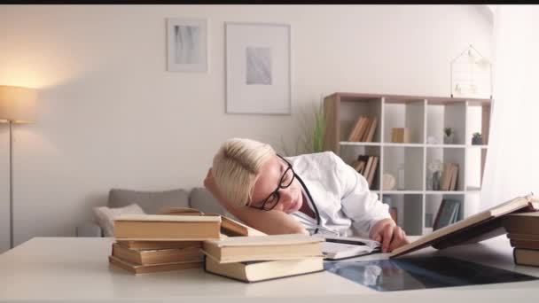 Hard education sleeping doctor upgrade knowledge — Stock videók