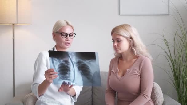 Lung fever female doctor labs result medical — Vídeo de stock