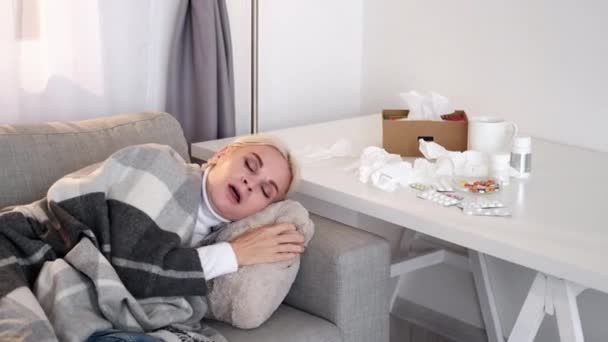 Attraper la grippe femme malade infection covide épuisé — Video