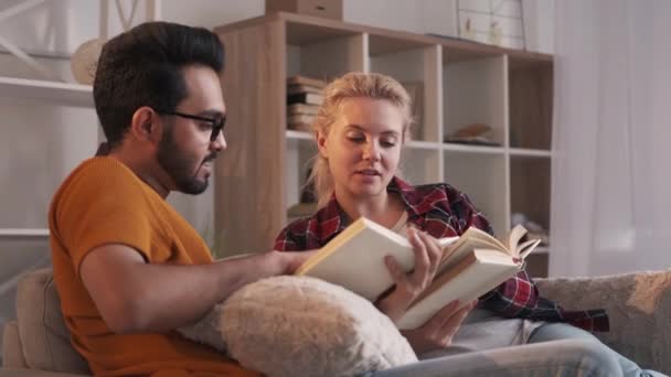 Couple friends literature discussion enjoying — стоковое видео