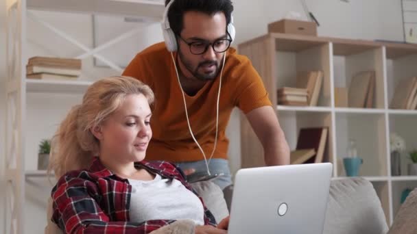 Corsi stranieri che godono di tecnologia informatica lezione — Video Stock