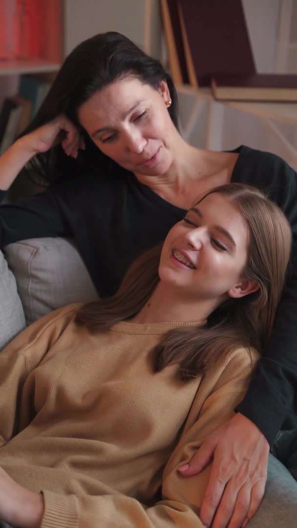 母親のケア家族は親しい関係を愛する幸せな — ストック動画