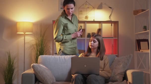 Study computer teenager girl parents help pretty — Stok video