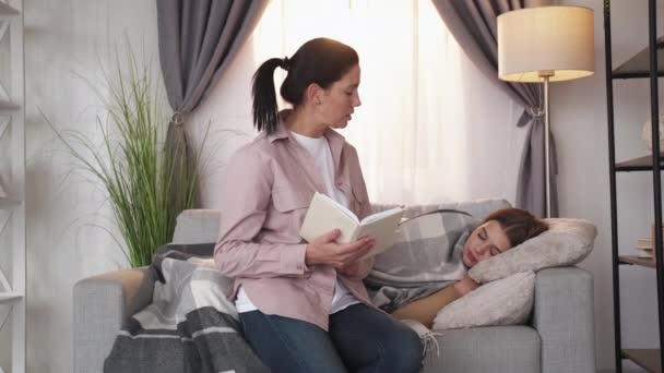 Family relationship sleeping daughter reading — Vídeo de Stock