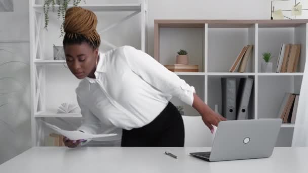 Secrétaire de bureau élégante femme papier travail africain — Video