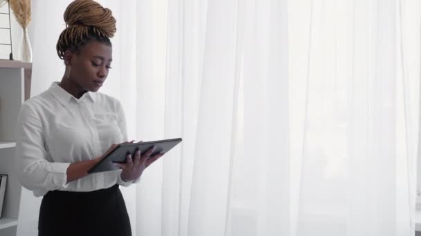 Office job working woman digital technology — Vídeo de Stock