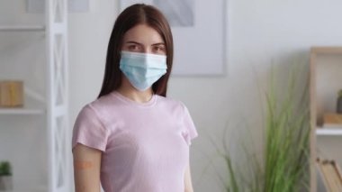 covid kısıtlaması mutlu kadın sağlık hizmetleri