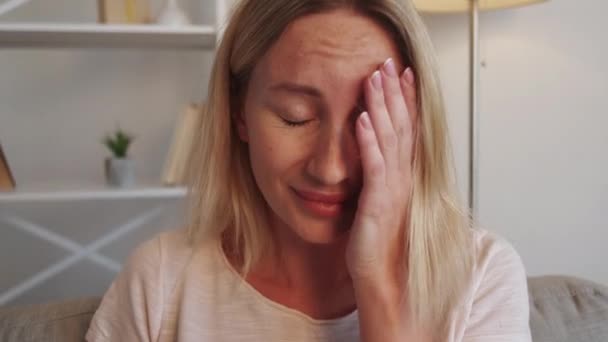 Weinende Frau Einsamkeit Depression verlor Hoffnung — Stockvideo