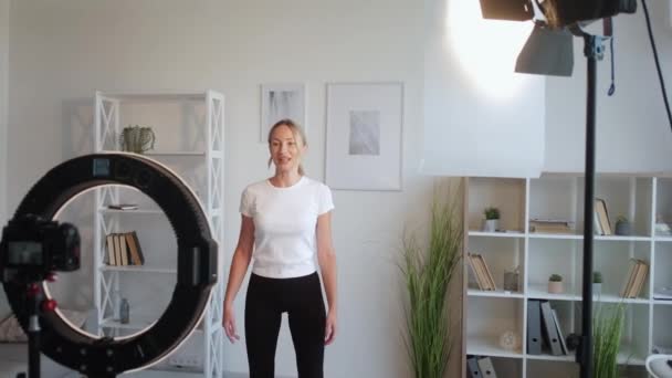 ホームスポーツフィットネス女子ビデオトレーニング記録 — ストック動画