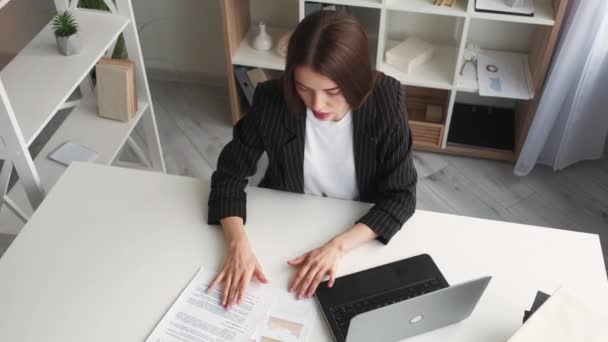 Office work typing woman report presentation — Vídeos de Stock