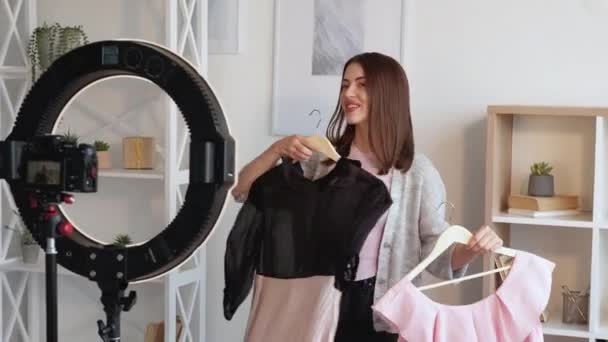 Módní blogger žena vliv stylový vzhled — Stock video