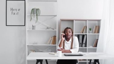 mobile communication working woman arrange meeting