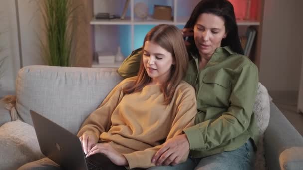 Online shopping happy women family relationship — Stok Video