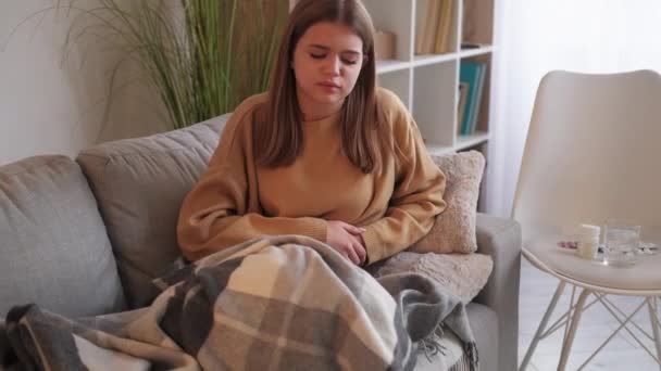 Enfermo adolescente chica estómago fiebre casa recuperación — Vídeos de Stock