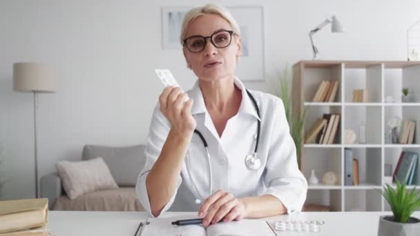 Medicine consultation female doctor online support — Stok video
