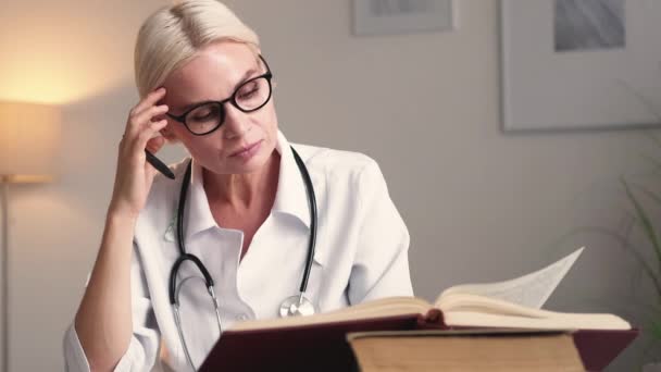 Επαγγελματική ικανότητα γυναίκα γιατρός εγκυκλοπαίδεια — Αρχείο Βίντεο