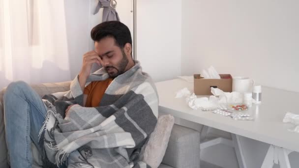 Coger frío enfermo hombre casa recuperación sufrimiento — Vídeos de Stock