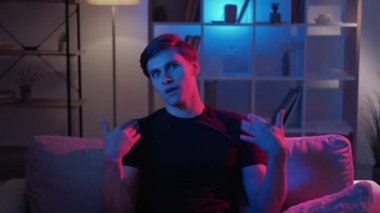 Çekici ve acı çeken bir erkeğin yakışıklı ifadesini hissetmek