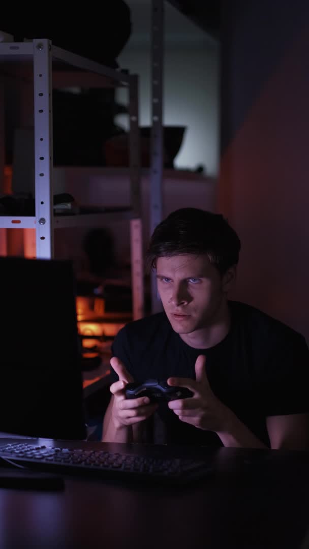 Männer Gamer Wettbewerb Spaß Nacht Unterhaltung — Stockvideo