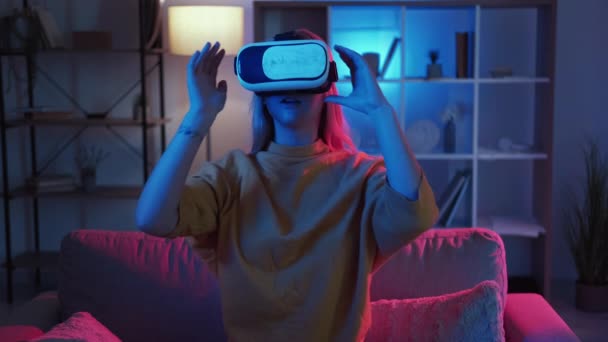 Female gamer virtual reality new experience amazed — 图库视频影像