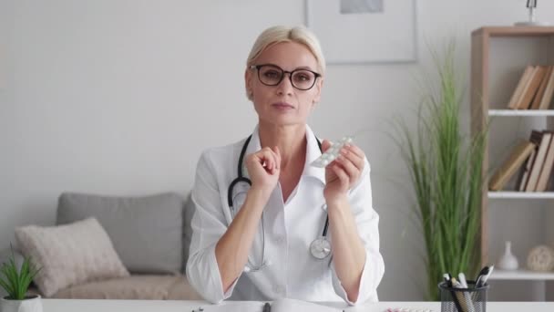 Médico consulta mujer practicante en línea — Vídeo de stock