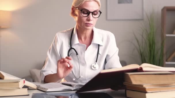 Recherche médicale femme médecin étude diagnostic — Video