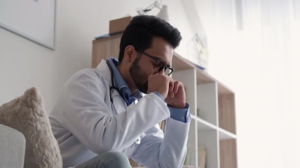 Hard working day male doctor virus disease — Stockvideo