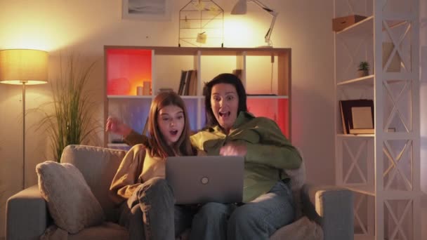 Переможець захоплення щасливі жінки онлайн новини euphoric — стокове відео
