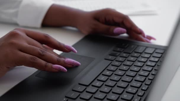 Online search working african woman digital world — Αρχείο Βίντεο
