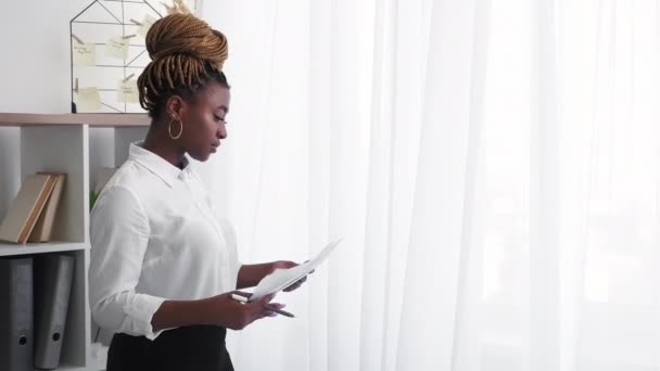 Οικονομική έκθεση θηλυκό επικεφαλής έλεγχος δεδομένων μαύρο — Αρχείο Βίντεο