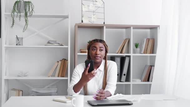 Office worker african woman mobile communication — Video Stock