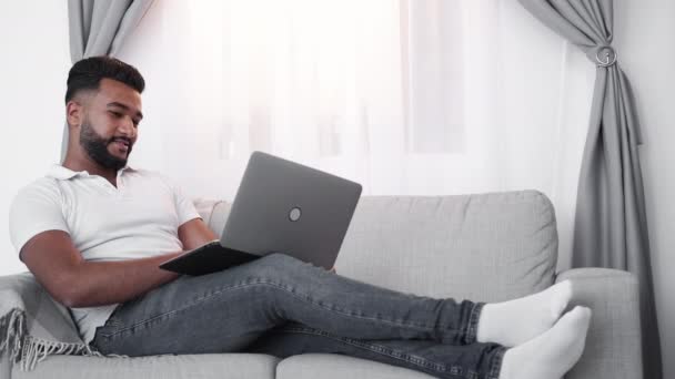 Online communication flirting man home relax — Vídeo de Stock
