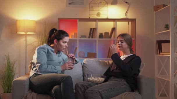 Домашній відпочинок сімейна зустріч приємне спілкування — стокове відео