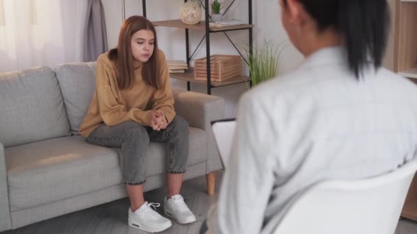 Psychology support teenager problem emotional — стоковое видео