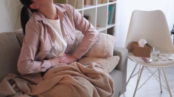女性の病気に苦しむ女性の家の回復 — ストック動画
