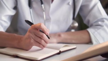 medical education junior physician make notes