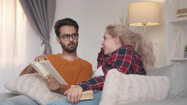 Lesespaß für Freunde der Literatur — Stockvideo