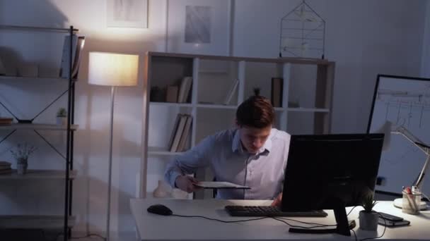 オフィスワーク忙しい男重要な仕事が集中し — ストック動画
